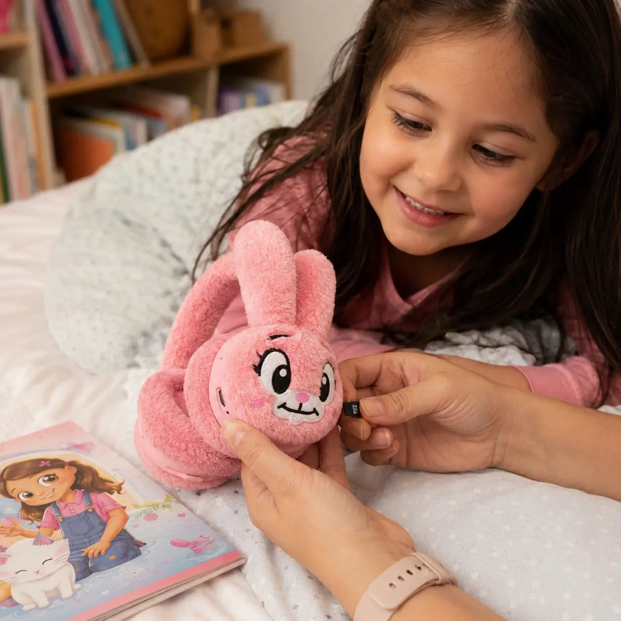 Niña en Cali usando la ranura Micro SD de audífonos Bunny